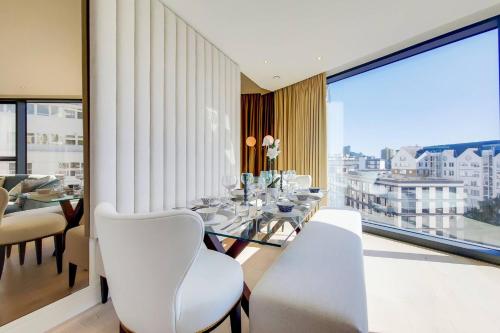 Elegant Chelsea Island Four Bedroom Apartment with Panoramic Views - main image
