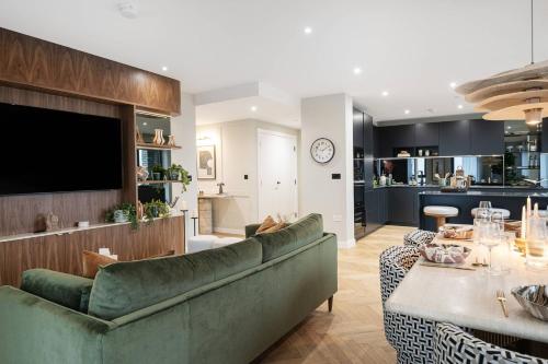 Executive Chelsea Waterfront Two Bedroom Home - image 11
