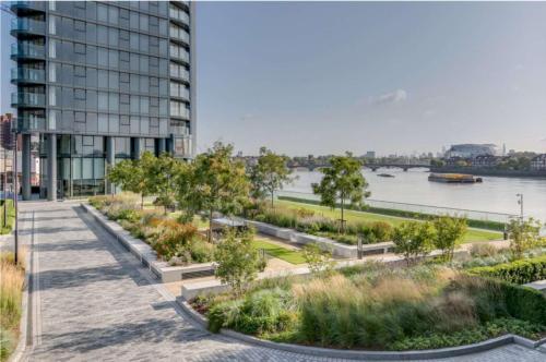 Timeless Treasures Towers Three Bedroom Apartment London - image 5