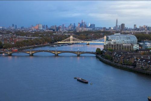 Waterfront London Luxury Four Bedroom Apartment - image 2
