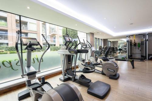 London City Lights Two Bedroom Apartment - image 3