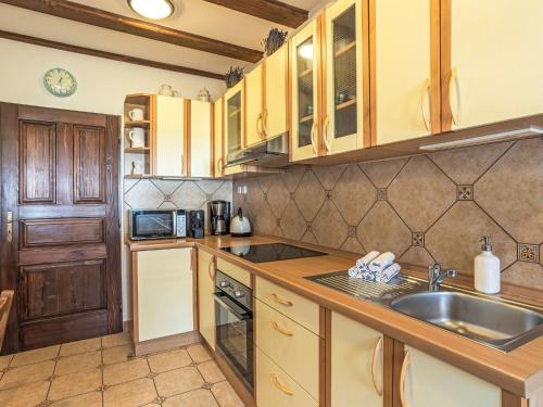 ห้องครัว, Holiday Home Maršovka by Interhome (Holiday Home Marsovka by Interhome) in ฮอร์นี มาร์ซอฟ