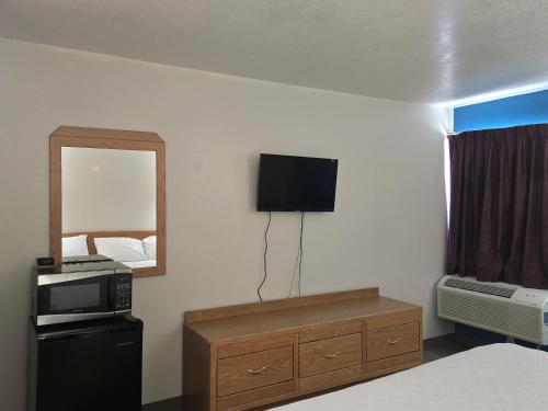 Economy Inn & Suites - image 25