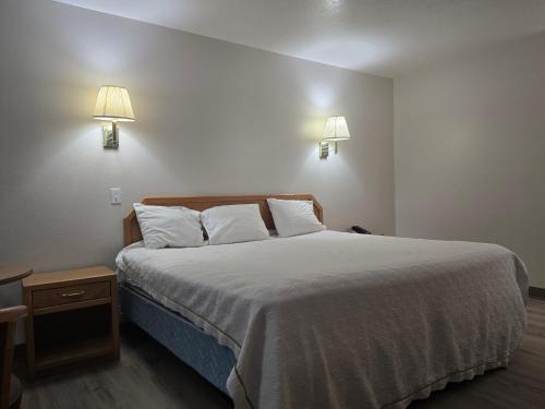 Economy Inn & Suites - image 30