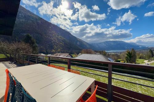 Confortable Chalet - Vue sur le Lac dAiguebelette gîte à louer La Combe