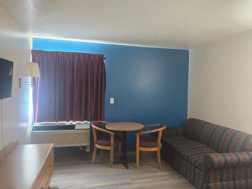 Economy Inn & Suites - image 32