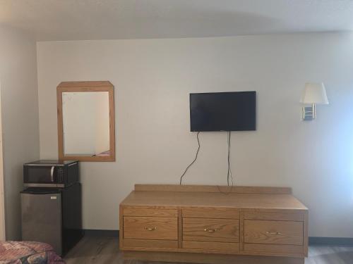 Economy Inn & Suites - image 28
