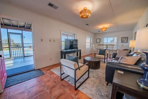 Waterfront Home with pool dock gameroom and kayaks - image 10