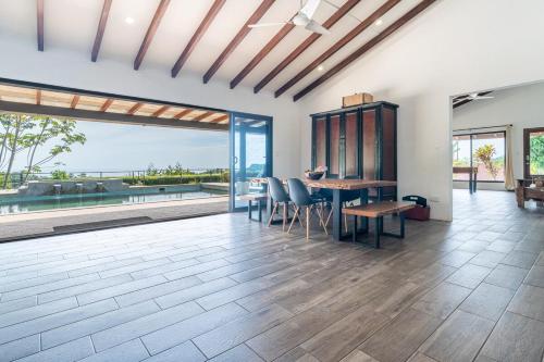 Villa Mangostan - Luxury Ocean-View Villa & Pool in Punta Mala