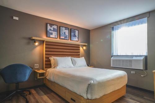 Best Western Plus Montreal Downtown- Hotel Europa Room Type - Deluxe Large Queen Room - Non-Smoking