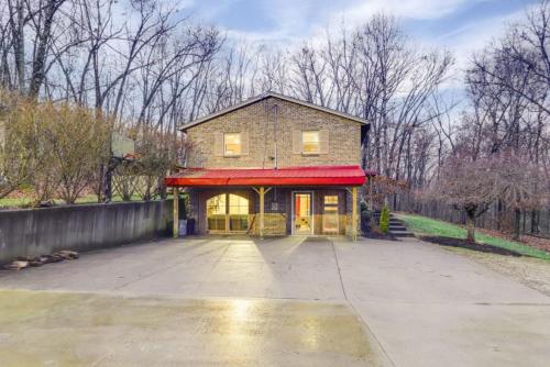 Zunanjost, Family Farmhouse with Game Room and Fire Pit in Cherry Grove