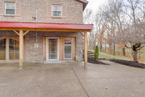 vhod, Family Farmhouse with Game Room and Fire Pit in Cherry Grove