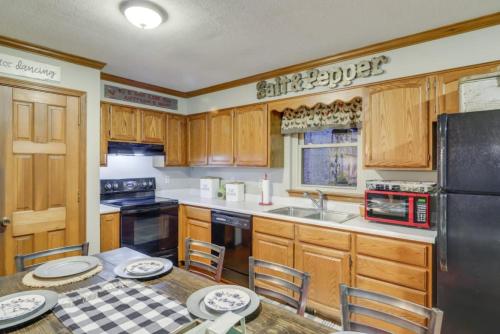 kuhinja, Family Farmhouse with Game Room and Fire Pit in Cherry Grove