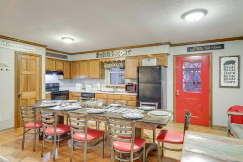 kuhinja, Family Farmhouse with Game Room and Fire Pit in Cherry Grove
