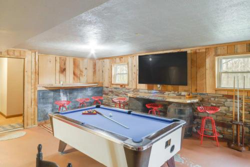 Family Farmhouse with Game Room and Fire Pit – khách sạn tại Cherry Grove