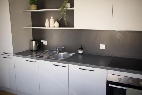 Lovely 2 Bed Apartment Sleeps 6 Edinburgh - image 12
