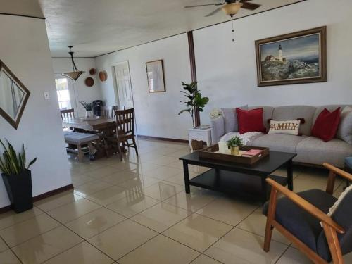 Mesa 4BR Home with Private Pool Great WiFi and Easy Access to Tempe and Downtown Mesa – khách sạn tại Gilbert