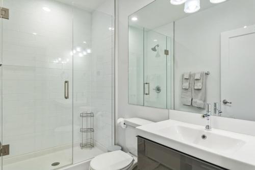 Mountain Loft Retreat central and modern 1-Bed steps from Downtown - image 2