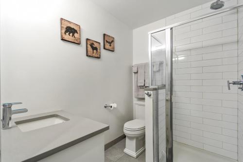 Spacious 1 Bed with Mountain Views only steps from Downtown - image 3