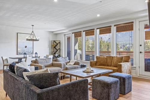 Beautiful 3BR Mountain Views Sleeps 12 Steps from Downtown - image 2