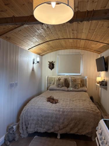 Four Seasons Country Retreat with Wood Fuel Hot Tub close to kington Market Town in Pembridge