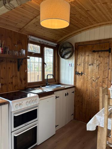 Four Seasons Country Retreat with Wood Fuel Hot Tub close to kington Market Town in Pembridge