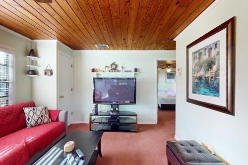 Létesítmények, Lakeside resort condo with private deck & grill + on-site docks/boat launch in Lake Placid (Florida)