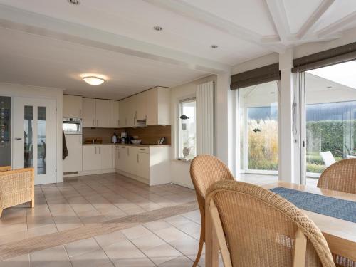 keuken, Veerse Meer Natuurvilla in Kamperland