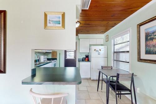 Létesítmények, Lakeside resort condo with private deck & grill + on-site docks/boat launch in Lake Placid (Florida)