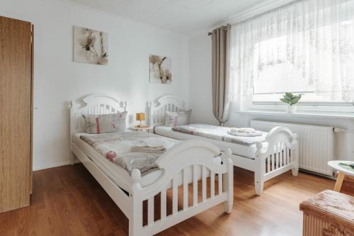 1 double bed, 2 twin beds
