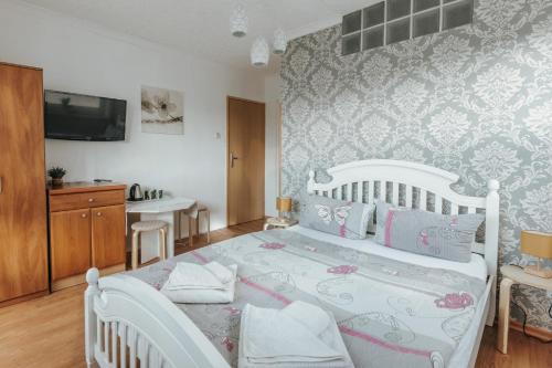 1 double bed, 2 twin beds