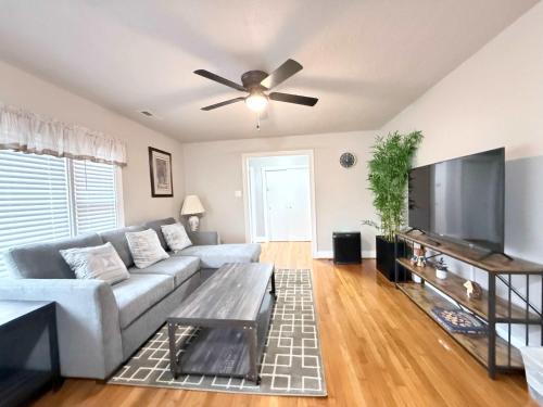 Charming Family Ranch Home Pet Friendly Fenced Yard