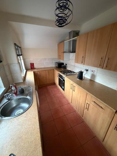 Spacious 3-bedroom house on Wordsworth Road in 拉德福德