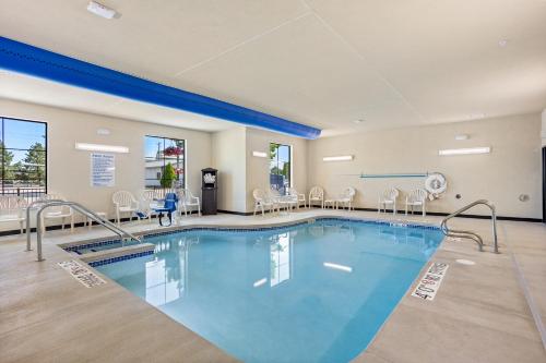 泳池, Cobblestone Hotel & Suites - Waukesha/West Milwauke in 沃喀莎