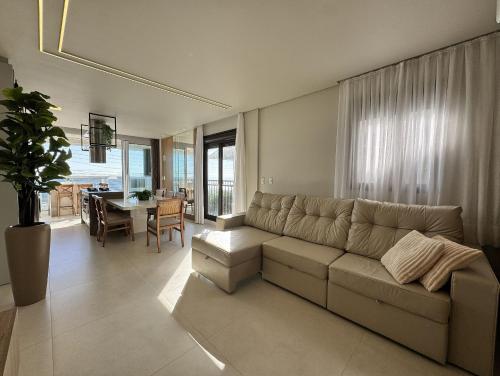Sonho de Palmas 101 - Apartamento de frente para o mar na deslumbrante praia de Palmas com 3 dormitórios sendo 2 suítes. - image 5