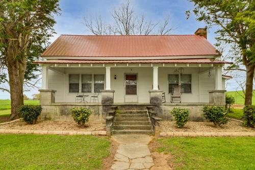 Country Home Near Lake Wedowee Patio and Fire Pit! in Lineville, USA
