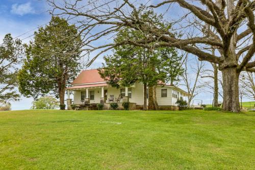 Country Home Near Lake Wedowee Patio and Fire Pit! in Lineville, USA