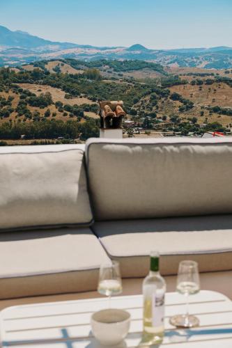 Beautiful villa with private pool and mountain views in Jimena De La Frontera