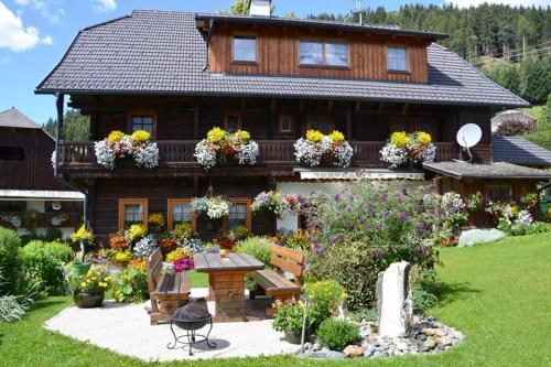 Dārzs, Bauernhof Unterkrug in Zedlitzdorf