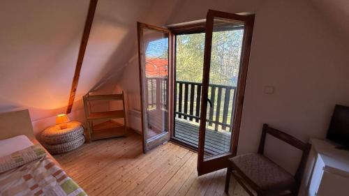 Detached romantic chalet in the woods - U Faflika in จินดริชูฟ ฮราเดค