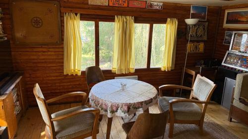 ห้องอาหาร, Detached romantic chalet in the woods - U Faflika in จินดริชูฟ ฮราเดค