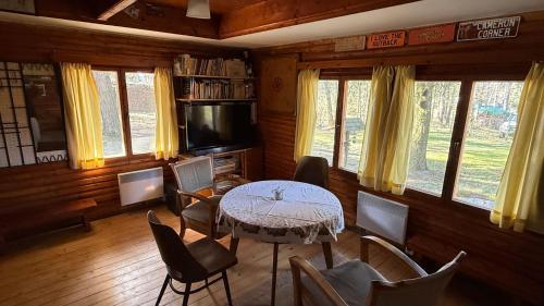 ห้องส่วนกลางสำหรับนั่งเล่น/ดูทีวี, Detached romantic chalet in the woods - U Faflika in จินดริชูฟ ฮราเดค