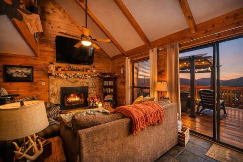 Secluded Cabin with Deck, Hot Tub and Lake Access! in Almond, USA