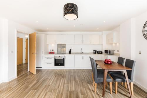 The Lincoln Tribe by Prime Stays - 3 Bedroom Residence with Gated Parking & Garden - image 5