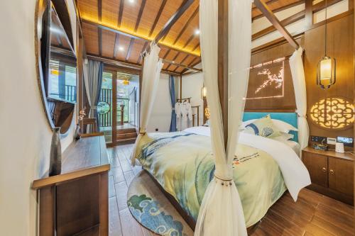 Twelve Cities Waterfall Fairy 280-degree Waterfall View Starry Sky Cloud Inn (Furong Town Waterfal in Xiangxi