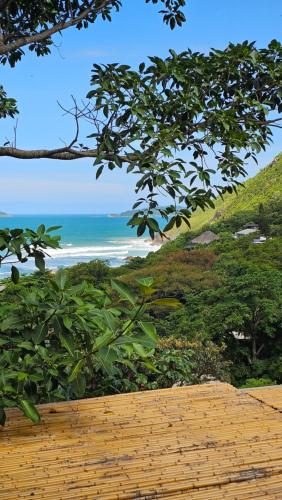 Casa ampla e confortável com vista mar com spa e lareira, 5 mim praia – khách sạn tại Armacao