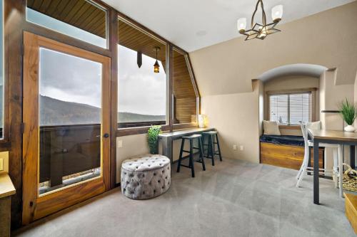 Ski-InSki-Out Schweitzer Chalet Private Hot Tub - Guest Favorite in סנדפוינט(אי די)