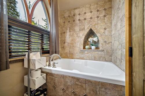 Ski-InSki-Out Schweitzer Chalet Private Hot Tub - Guest Favorite in סנדפוינט(אי די)