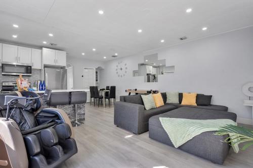 Massage chair, Games, 8 min to Beach, DT & Airport