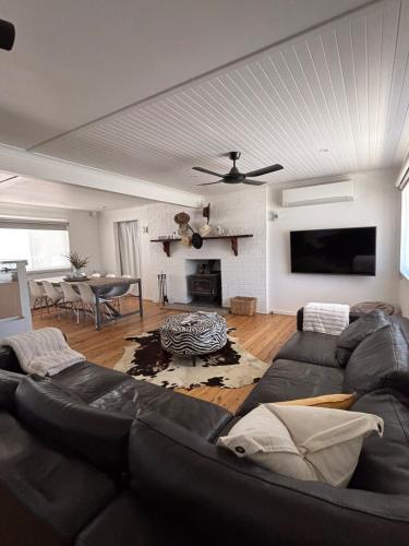. 100 acre Farmstay Firepit, Bath & Animals